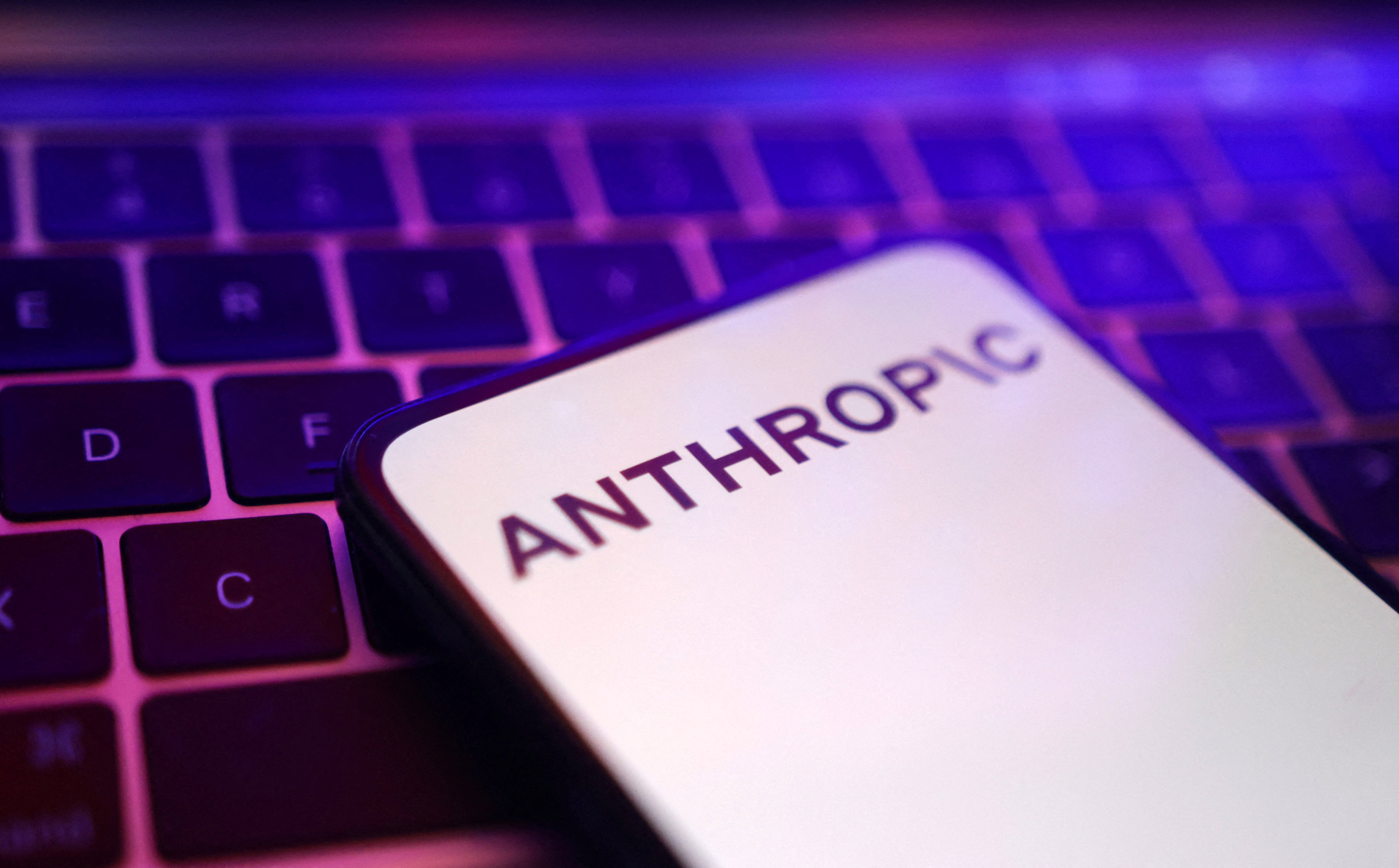 โลโก้ Anthropic บนหน้าจอมือถือ — บริษัทผู้พัฒนา Claude ที่กำหนดนโยบาย data retention ใหม่