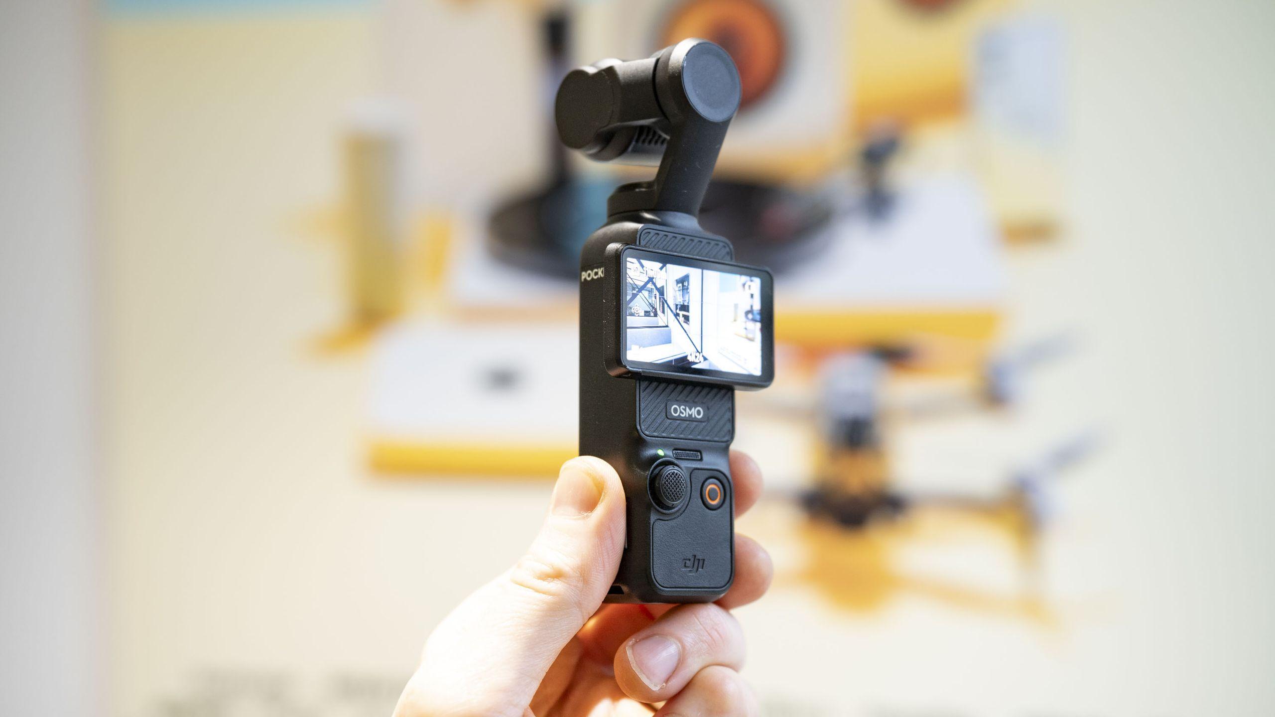 DJI Osmo Pocket 4 พร้อมอุปกรณ์เสริม gimbal และ wireless mic