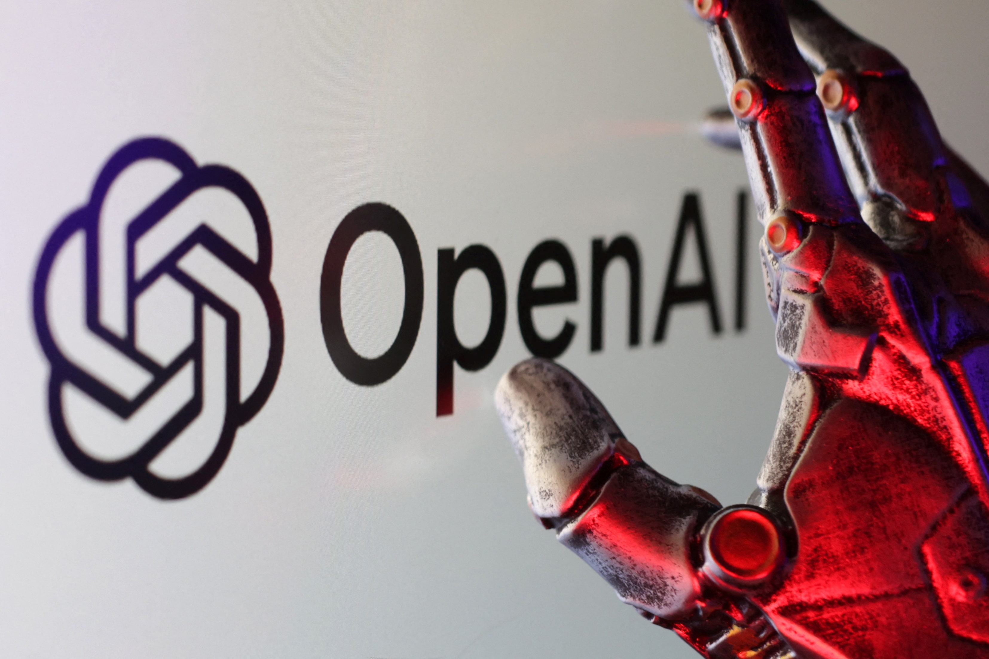 โลโก้ OpenAI พร้อมภาพประกอบแขนกลสื่อถึงการทำงานแบบ AI agent