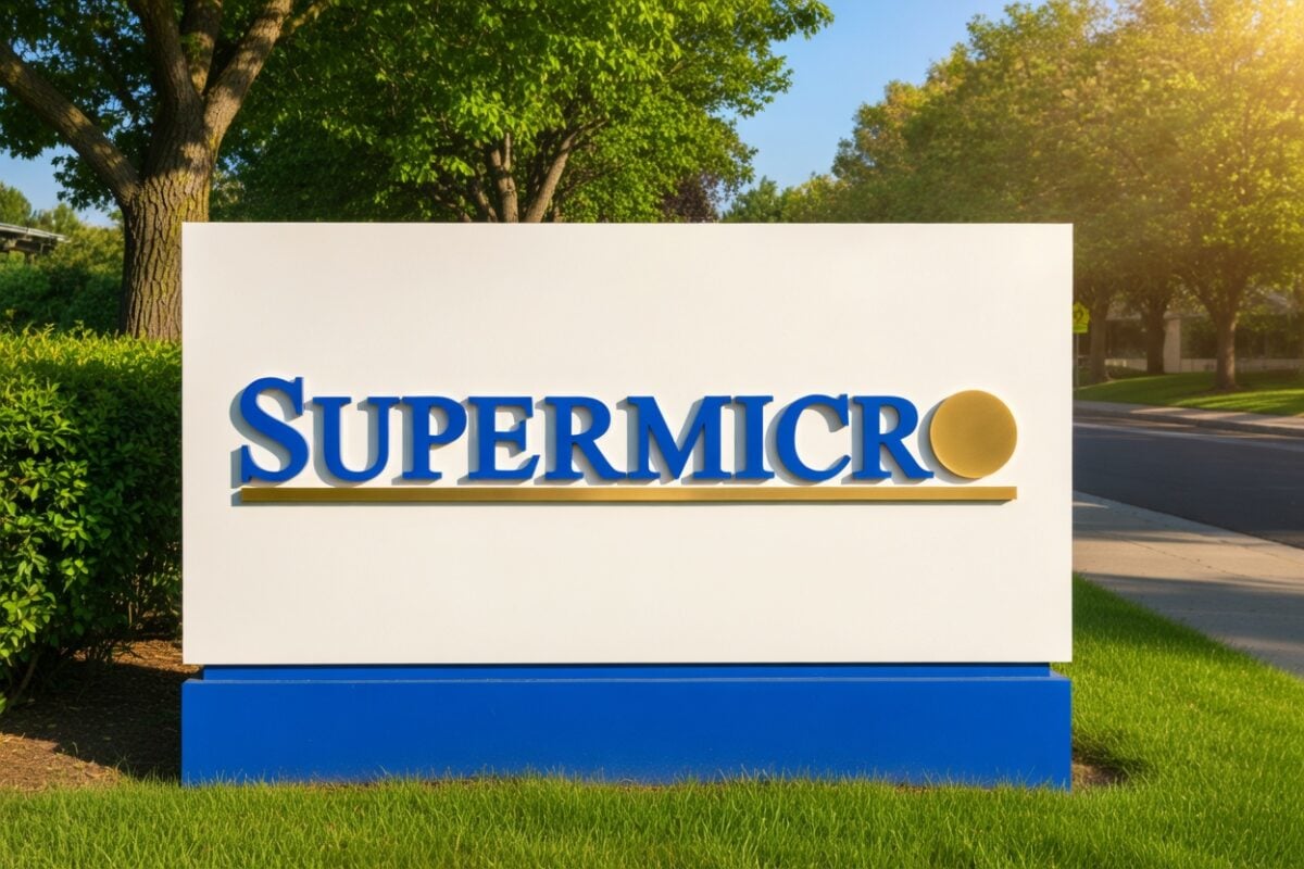 ป้ายโลโก้ Supermicro หน้าสำนักงานบริษัท