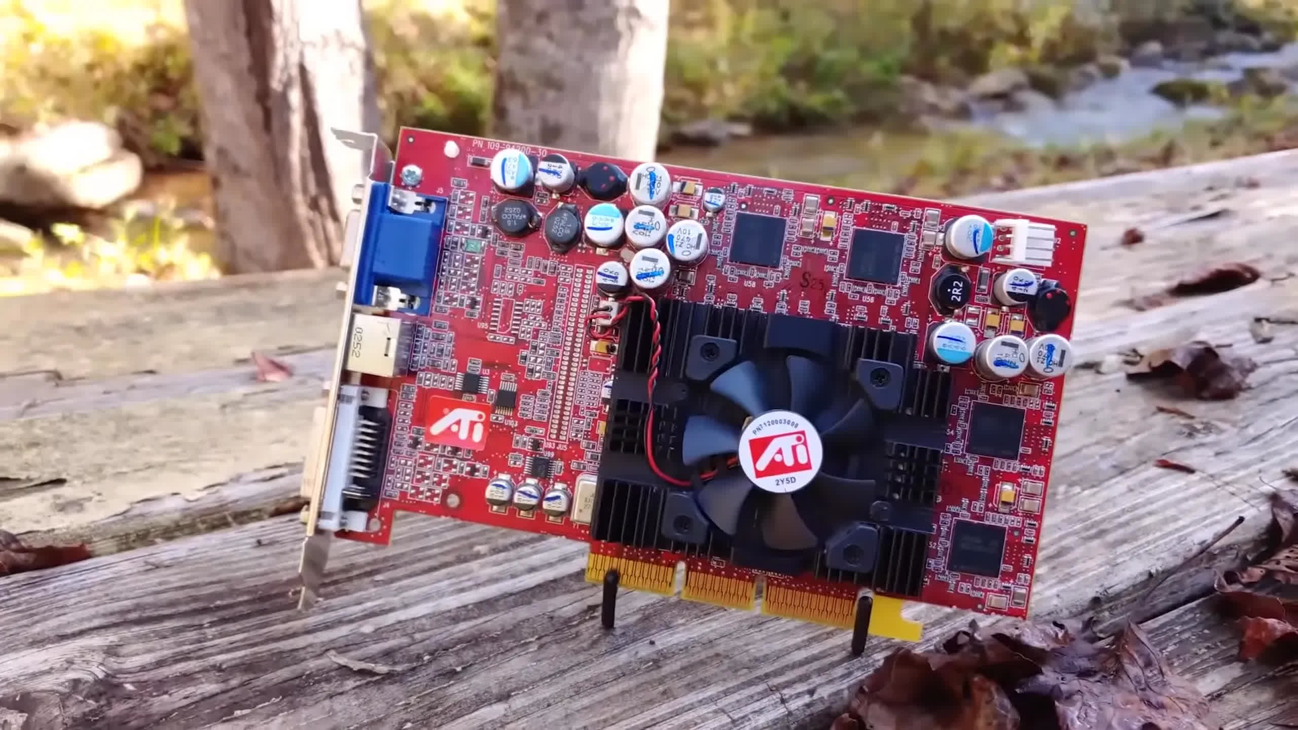 การ์ดจอ ATI Radeon รุ่นเก่าที่เป็นตัวแทนของการ์ดกลุ่ม GCN 1.0 ที่ได้รับการปรับปรุงไดรเวอร์