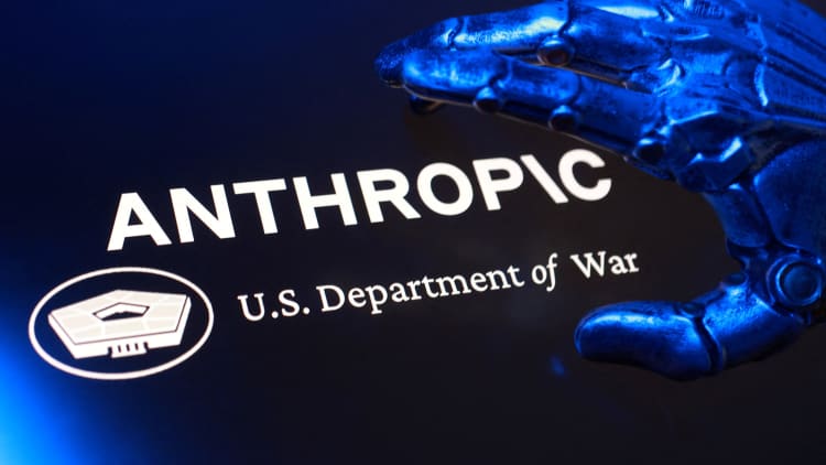 โลโก้ Anthropic คู่กับตราสัญลักษณ์ U.S. Department of War สื่อถึงความสัมพันธ์ที่ตึงเครียดระหว่างบริษัทกับกระทรวงกลาโหม
